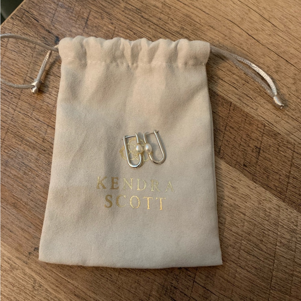 Kendra Scott Lindsay Silver Huggie Earrings in White Pearl